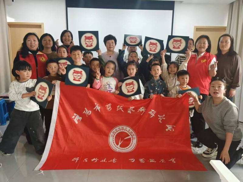 剪纸绘哪吒 传承育家风