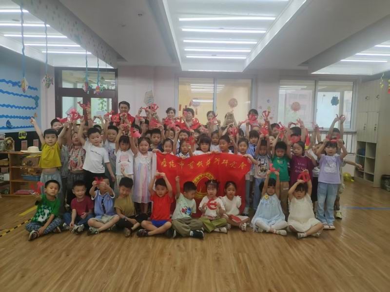 “一纸一剪颂党恩 非遗传承润童心”