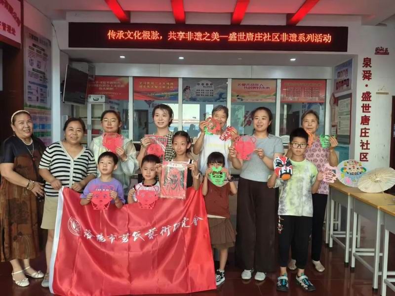 2025暑期泉舜·盛世唐庄社区开展非遗剪纸活动