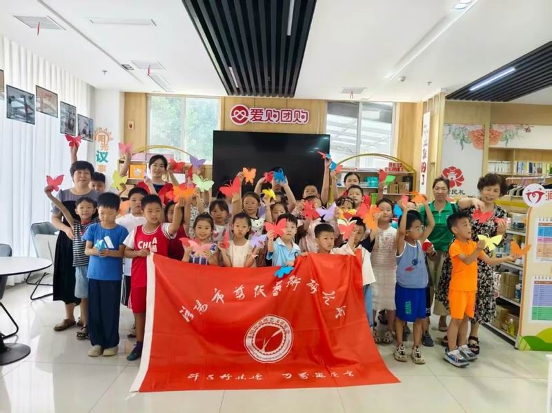 巧手剪纸技艺 童心绽放社区